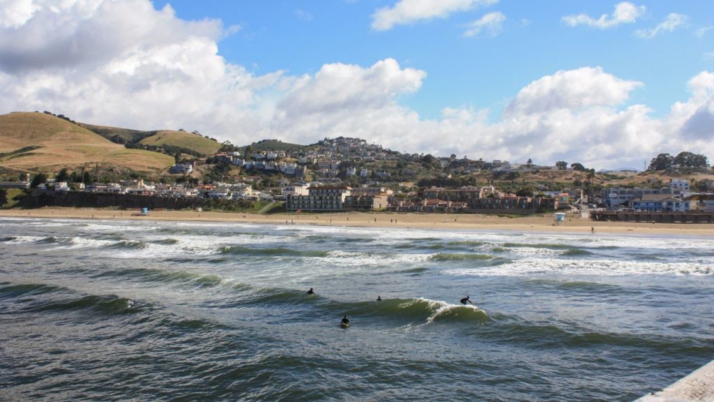 Surfer an der Westküste bei Pismo Beach