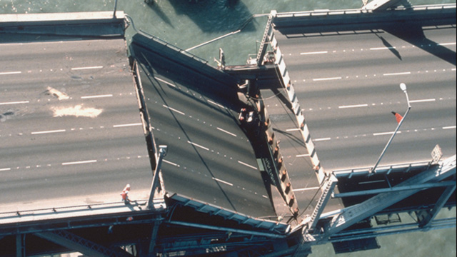Eine von Erdbeben beschädigte Brücke in Kalifornien