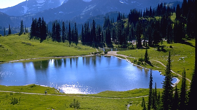 Foto eines Sees in den Bergen