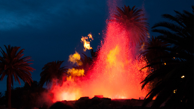 Künstlicher Vulkanausbruch vor dem Mirage.