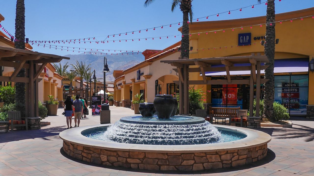 Desert Hills Premium Outlets: Shopping in 180 Geschäften bei Palm Springs