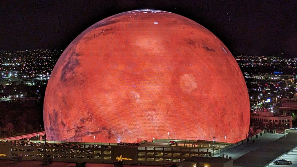 Mit Mars-Fassade...