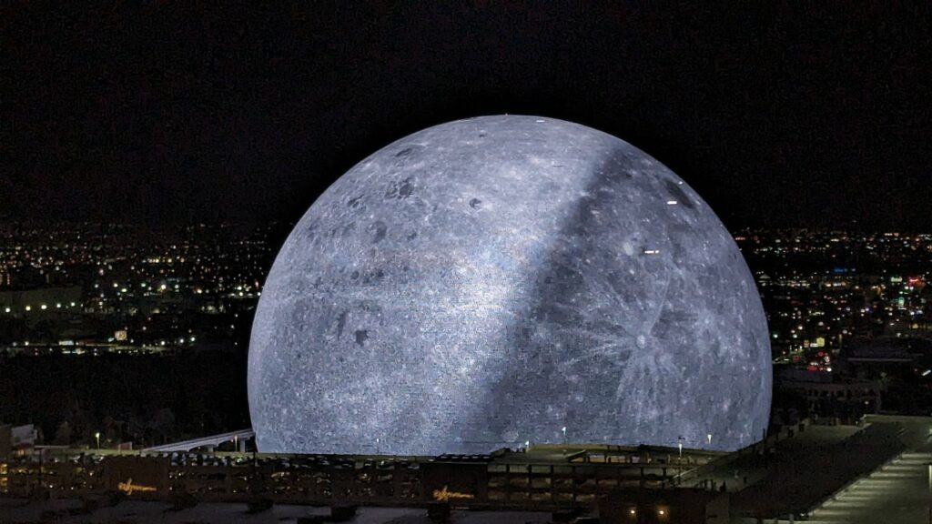 Die Las Vegas Sphere mit Mond auf der Fassade.