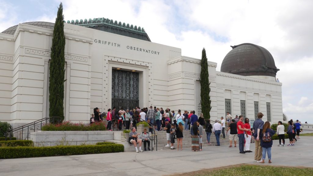 Besucher vor dem Eingang zum Observatorium
