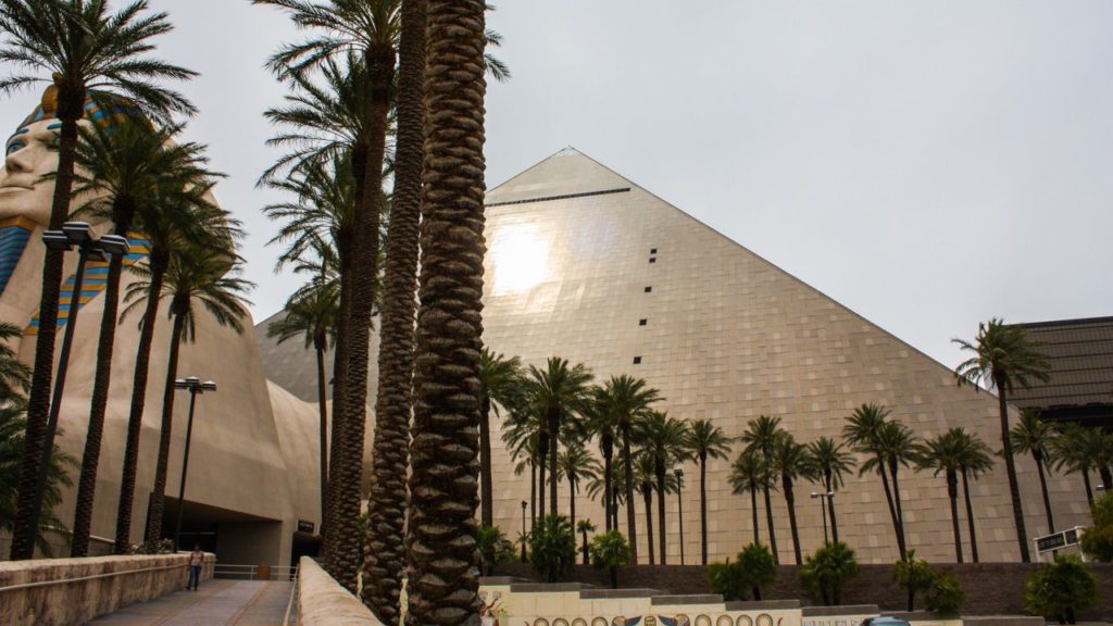 Luxor mit Pyramide und Sphinx.