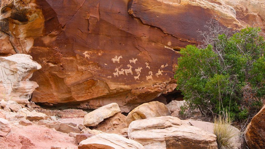Petroglyphs an einer Felswand