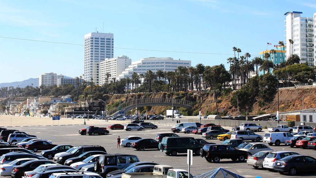 Parkplatz am Strand von Santa Monica bei Los Angeles.
