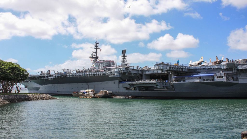 USS Midway im Hafen von San Diego.