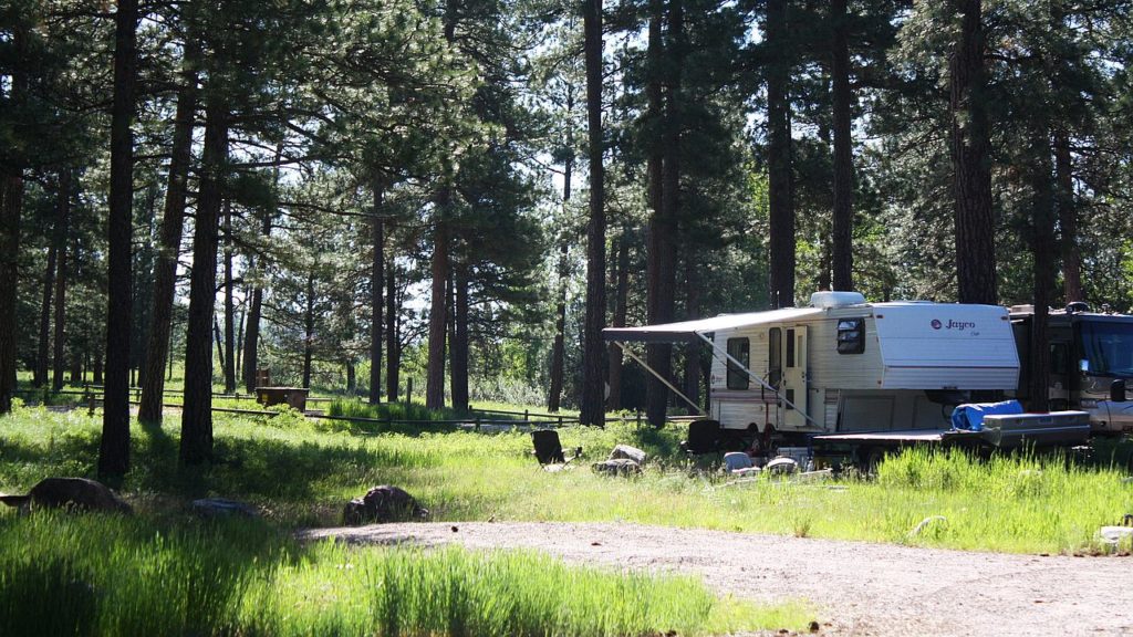 Wohnmobil auf einem Campingplatz in den USA
