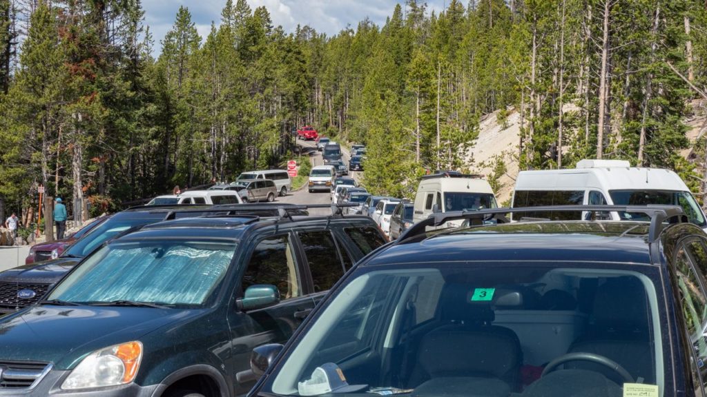 Überfüllte Straßen und Parkplätze in Yellowstone.